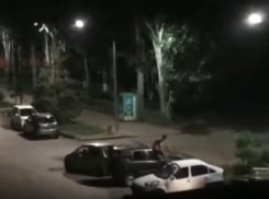 Вандал на велосипеде прыгал ночью по автомобилю в Волжском