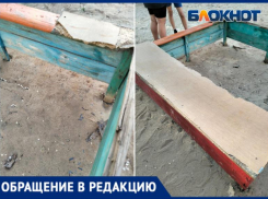 Гнилую песочницу с торчащими гвоздями покрасили вместо реконструкции в Волжском