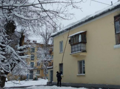 В Волжском нашли нарушения в уборке наледи 60 домов