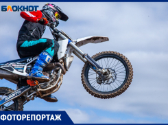 Грязь не помеха: соревнование мотокроссменов России прошло в Волжском