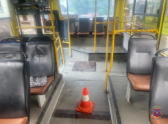 Из-за резкого торможения автобуса в Волжском пострадала пассажир