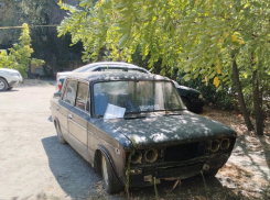 В Волжском продолжают эвакуировать брошенные автомобили со дворов