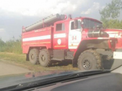 Экстренные службы разгребают завал на дороге под Волжским