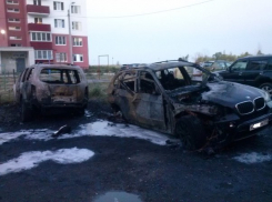 В Волжском пироманы сожгли четыре дорогостоящие иномарки 