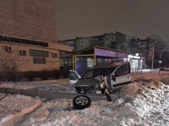 В Волжском пьяный водитель протаранил припаркованные авто