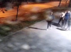 Хулиганы, перевернувшие скамейки, попали на видео 