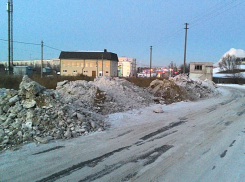 Власти Волжского сами разрушают новую дорогу, устроив рядом свалку грязного снега