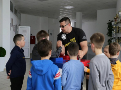 В Волжском прошел «Открытый стол — армрестлинг»