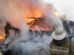 Замыкание привело к сильному пожару в Волжском