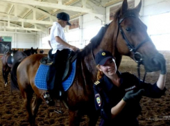 Малолетних преступников в День детей покатали на конях в Волжском