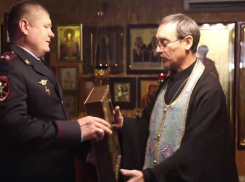 Волгоградские полицейские вернули похищенные святыни в храм