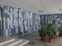 Илья Варламов включил в свой топ архитектурных потерь панно «Люди в белых халатах» 