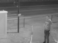 Разыскивается мужчина, повредивший чужую иномарку в Волжском: видео