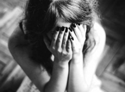 На севере Волгограда избили и изнасиловали 28-летнюю мать-одиночку