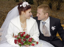 Чудесную пару Жанну и Дмитрия Захаровых из Волжского поздравили со стальной свадьбой