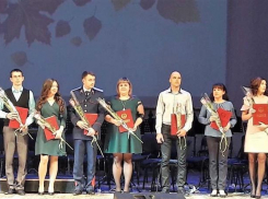 Педагогов Волжского наградили денежными премиями