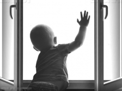 В Волгограде 2-летний мальчик выпал из окна второго этажа