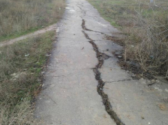 Дети ходят в школу либо по грязи, либо по опасной автодороге, - волжанин