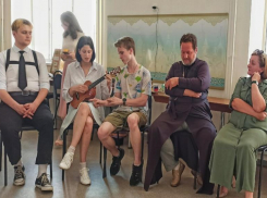 В Волжском прошел творческий вечер под звуки гусли и арфы