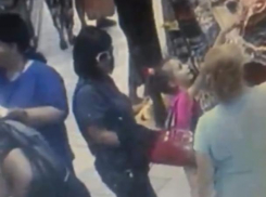 Волжан шокировало видео, где две женщины обворовали маленькую девочку