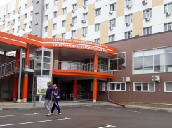 С девятого этажа больницы выпал 52-летний пациент в Волгограде: подробности ЧП