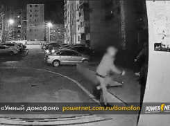 В Волжском неизвестные порезали девушку у подъезда 
