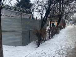 В Волжском уже год ищут собственника стройки у остановки