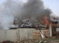 В Волжском неизвестные сожгли частный дом