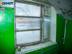 Девушка выпала из окна 3 этажа в Волжском