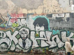 «Пощечина кумиру поколений»: фанаты Паши Техника осквернили легендарную стену Цоя на Арбате