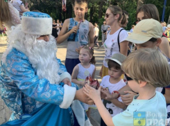 Здравствуй, дедушка Мороз: на Троицу к юным волжанам пришел необычный гость