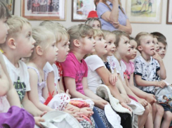 В день защиты детей для малышей организовали спектакль и выставку в музее Волжского 