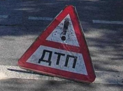 Под Волгоградом столкнулись две легковушки: пассажирка иномарки скончалась на месте, водитель ВАЗа умер в больнице