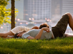 День поцелуя заставит выбраться на пляж