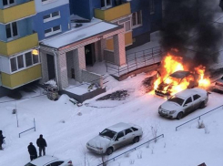 В Волжском рано утром по неизвестной причине загорелся Renault Logan