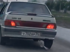 Водитель «пятнадцатой» украсил свой автомобиль лифчиком