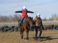 На конюшню их! Городским показали, где лошади живут 