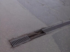 Провалившаяся под землю ливневая решетка создала опасность на дорогах Волжского