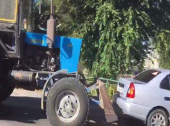 Траншеекопатель влетел в иномарку, создав огромную пробку у тысячника в Волжском