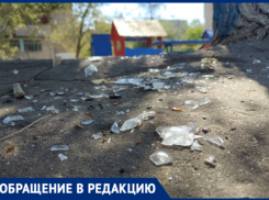 Битое стекло вместо песка: детская площадка в Волжском может стать местом трагедии из-за халатности УК