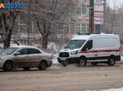 Автоледи не справилась с управлением и опрокинулась в Волжском