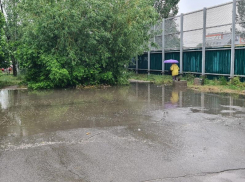 Волжский неожиданно накрыло градом, громом и молнией