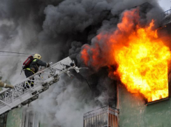 На западе Волгограда при пожаре заживо сгорела женщина