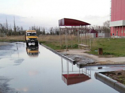 Поломать и промочить ноги одновременно могут волжане на остановке у гипермаркета «Магнит»