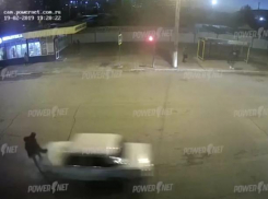 На видео автомобиль сбил пешехода в Волжском