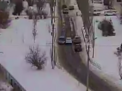 Две иномарки не смогли разъехаться из-за припаркованных авто в Волжском