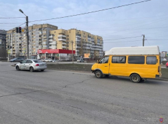 Пассажир такси пострадал в аварии с маршруткой в Волжском