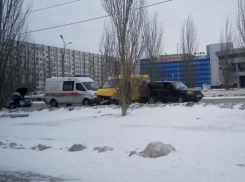 Водитель легковушки вылетел на встречку и врезался в маршрутку в Волжском