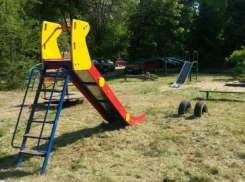 Детскую площадку во дворе наконец-то дождались жители 8 микрорайона Волжского