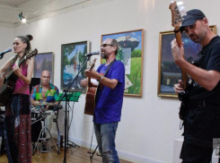 В Волжском прошел семейный квартирник группы «Марьяж «Декорации»